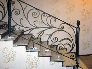 Кованые перила для лестницы: Виды и преимущества установки в доме
