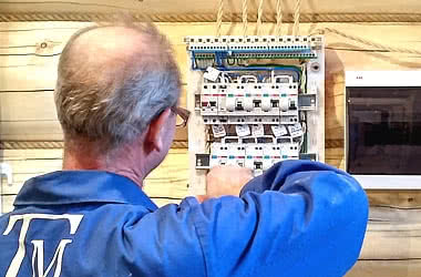 Услуги профессионального электрика: важное звено в обеспечении безопасности и комфорта